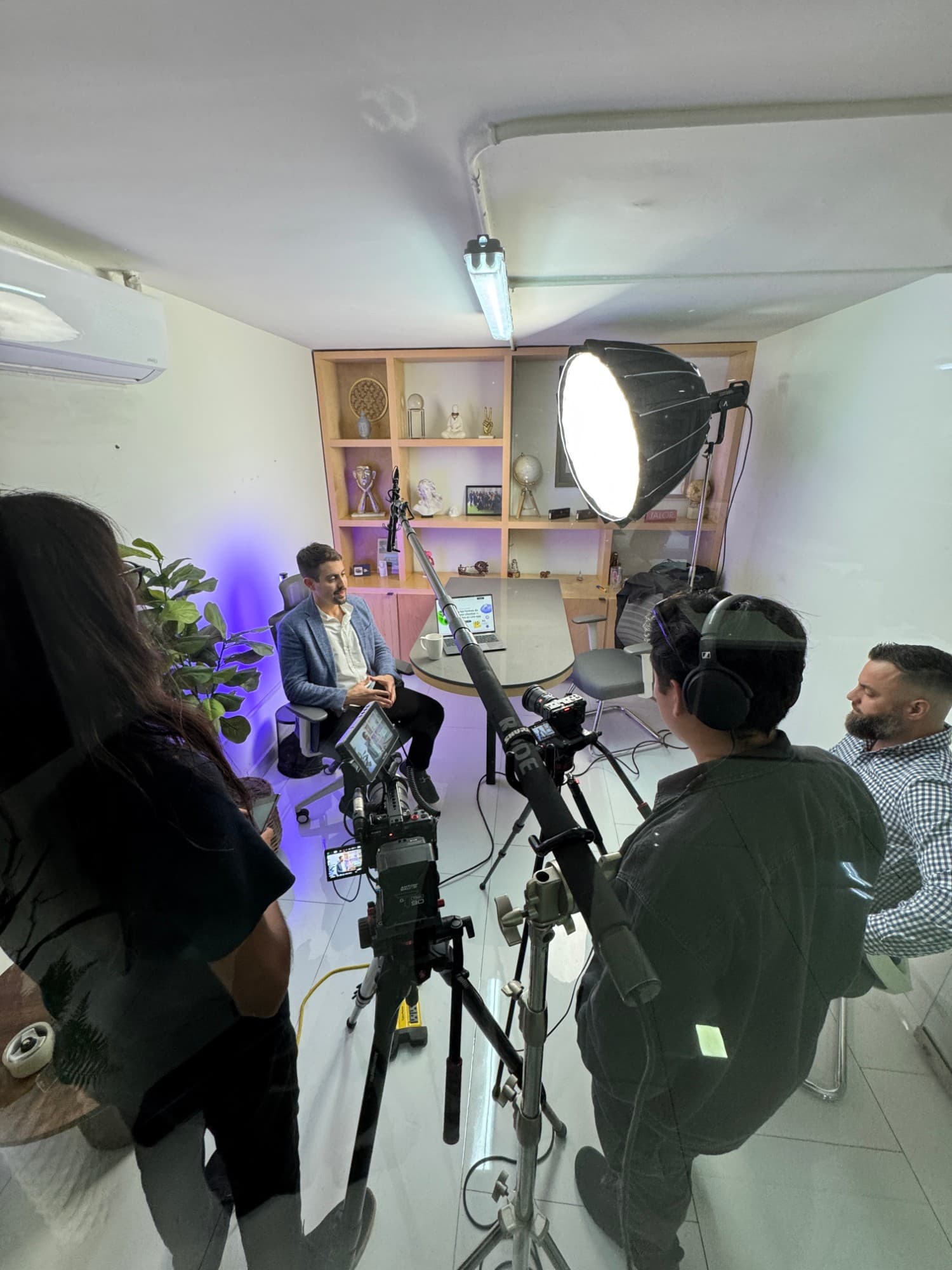 Set de entrevista con boom, cámara de cine y softbox